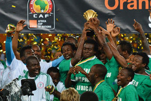 亚泰为客场全勤球迷颁发纪念证书，谭龙、徐浩峰等人参与颁奖（亚泰向客场全勤球迷颁发纪念证书，谭龙、徐浩峰等出席颁奖）