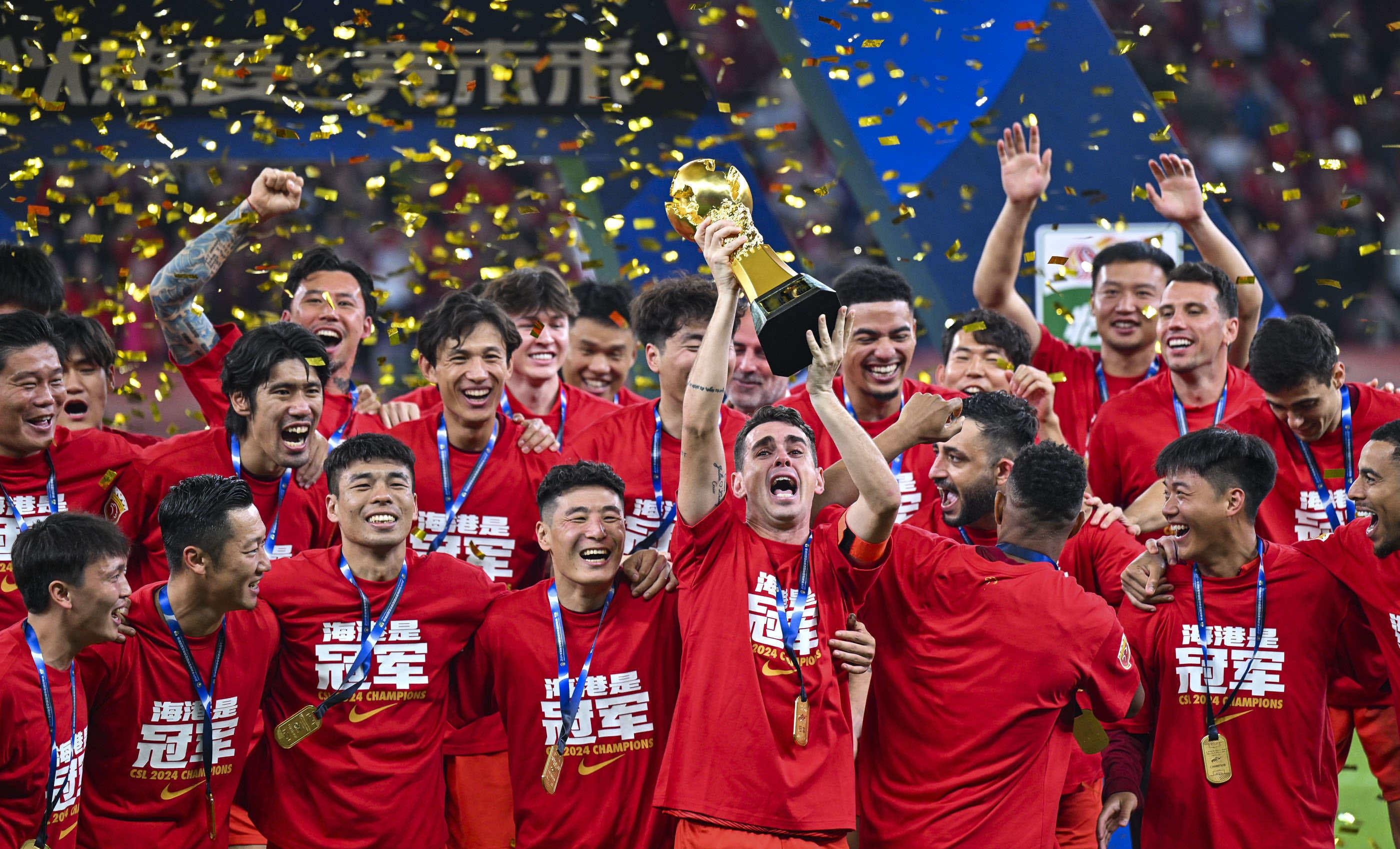 这雪有点大，欧冠赛前一名挪威记者在博德闪耀的球场边线处滑雪（欧冠赛前风雪骤起，挪威记者在博德闪耀场边滑雪）