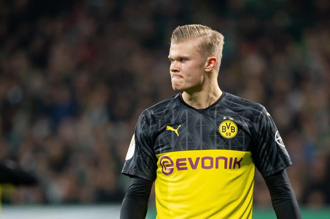 甘超对阿奇姆彭做闭嘴手势，钟义浩扳平比分后做同样手势回击（甘超向阿奇姆彭做闭嘴手势，钟义浩扳平后用同样动作回应）