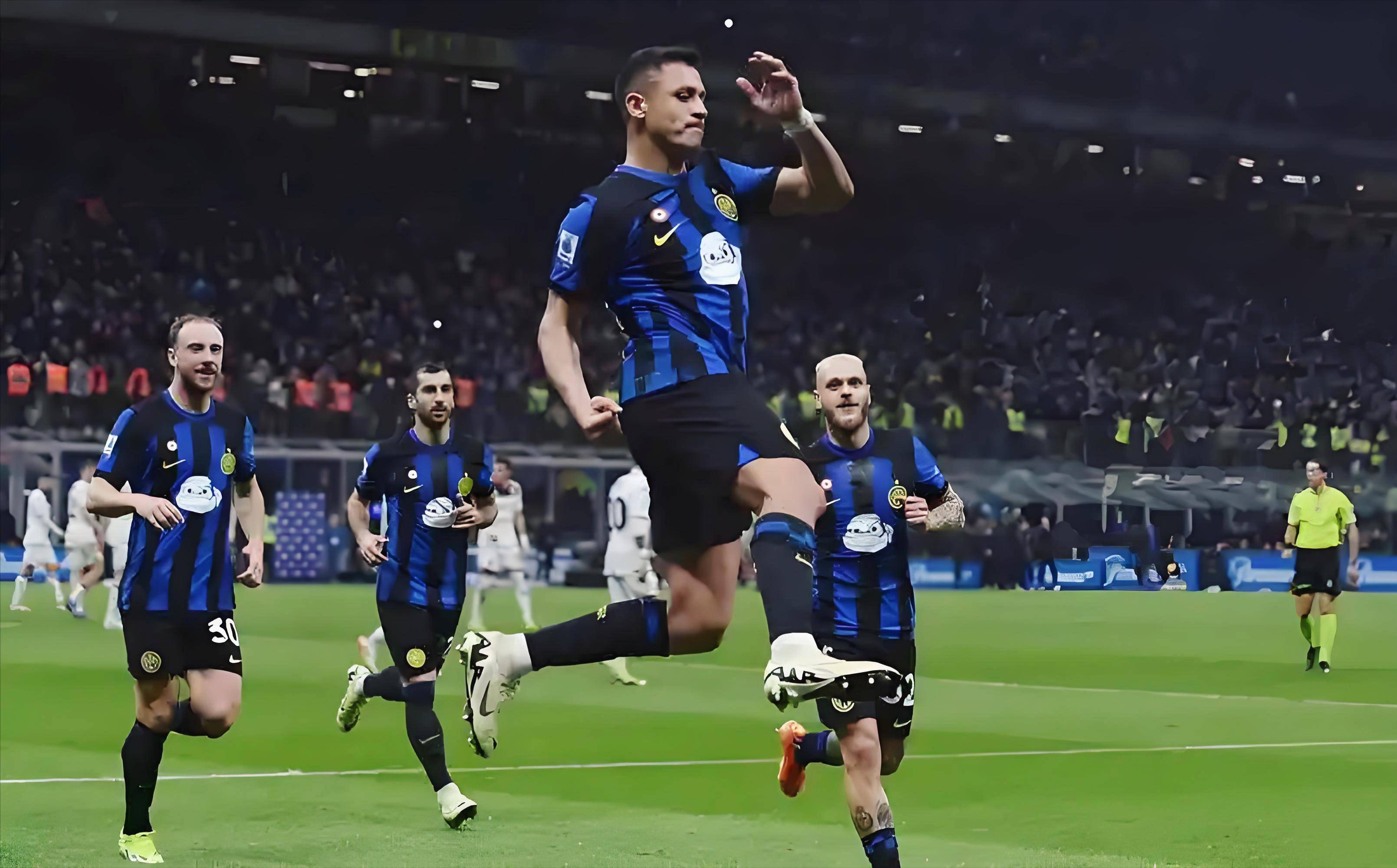 率队晋级美职联1／4决赛后，梅西现场观看儿子训练（带队闯入美职联八强后，梅西现场旁观儿子训练）