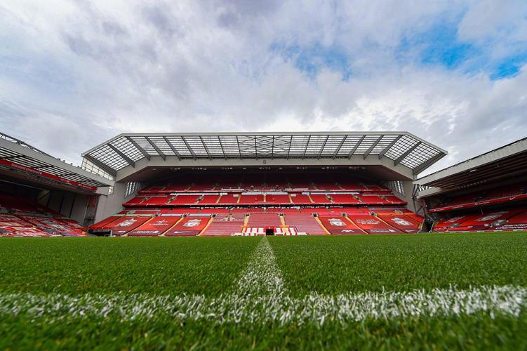 给你修修胡子，瓦科分享自己用剪刀剪克雷桑胡子的照片（瓦科晒照：亲手用剪刀为克雷桑修须）