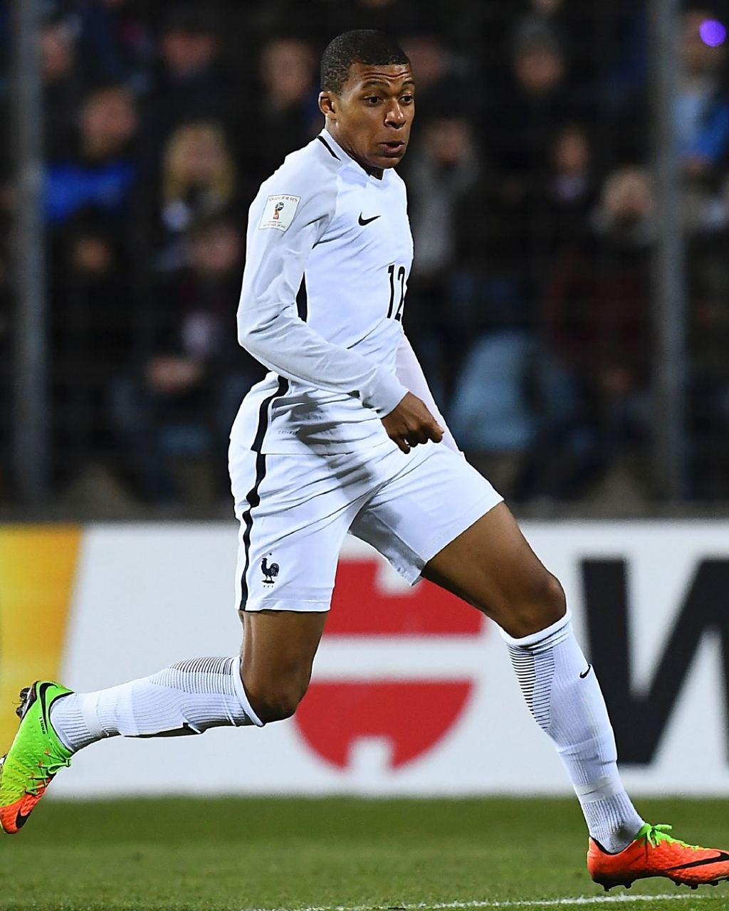 1-2！阿森纳遭读秒绝杀！曼城3-0大胜差2分，日本中场绝平利物浦（阿森纳1-2读秒遭绝杀，曼城3-0大胜将分差缩至2分，日本中场读秒绝平利物浦）